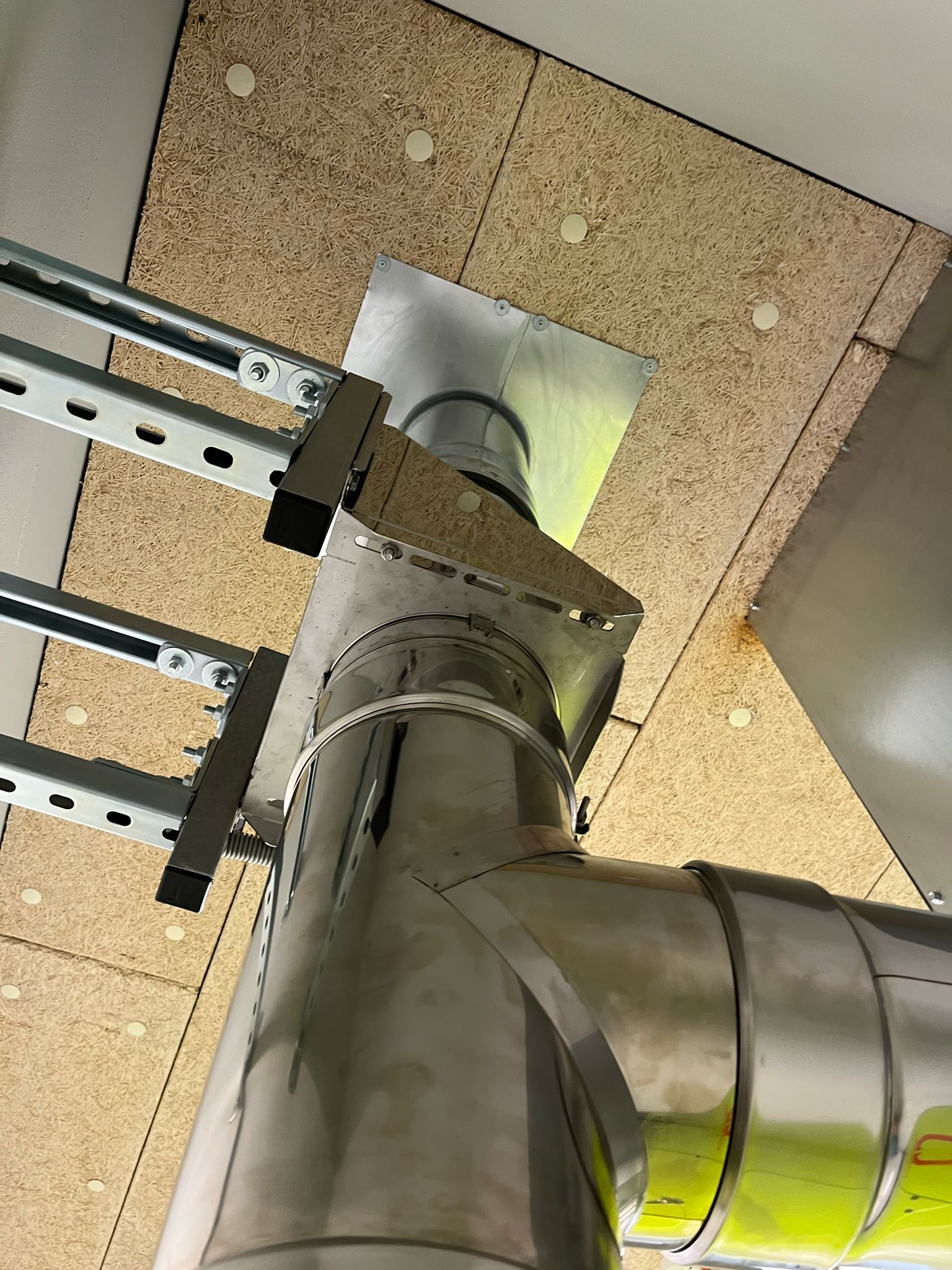Passage de la cheminée à travers le plafond acoustique